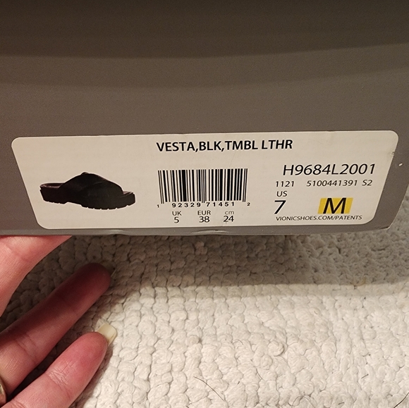 Vionic Vesta Flatform Lug Sandal, size 7. - Picture 2 of 3